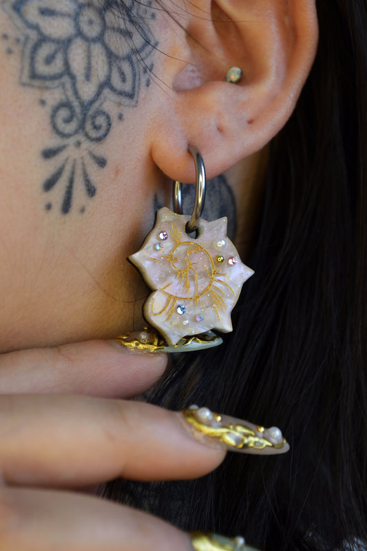 Seashells (Silver hoop)