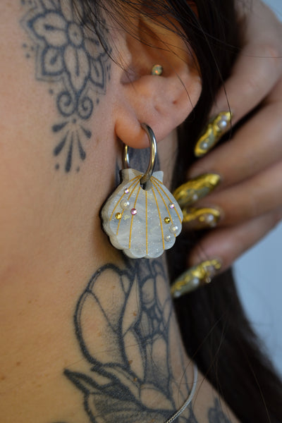 Seashells (Silver hoop)