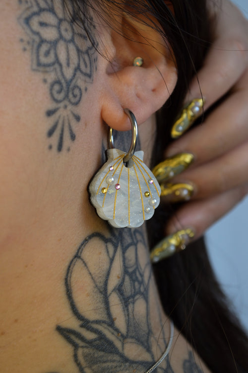 Seashells (Silver hoop)